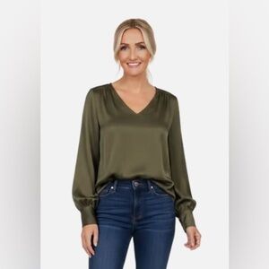 White House Black Market Smocked Shoulder Blouse XS NWT Olive/Sergeant Green